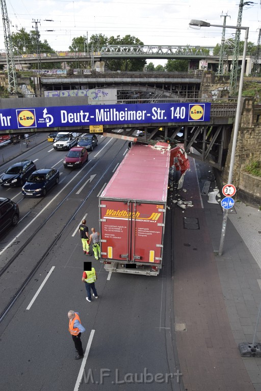 LKW blieb unter Bruecke haengen Koeln Deutz Opladenerstr Deutz Muelheimerstr P047.JPG - Miklos Laubert